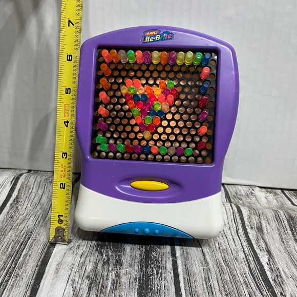 Travel light brite w 72 rainbow colored pegs hours of fun on the road or at home - Picture 2 of 8